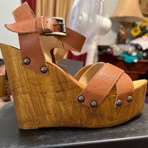 SPRING on your mind! Well here you go the perfect fit! Well made wooden wedge’s.